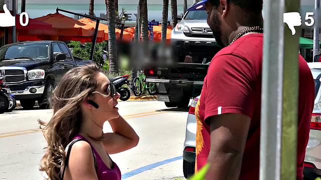 Кимми Грейнджер трясёт попкой так, что даже диван застеснялся