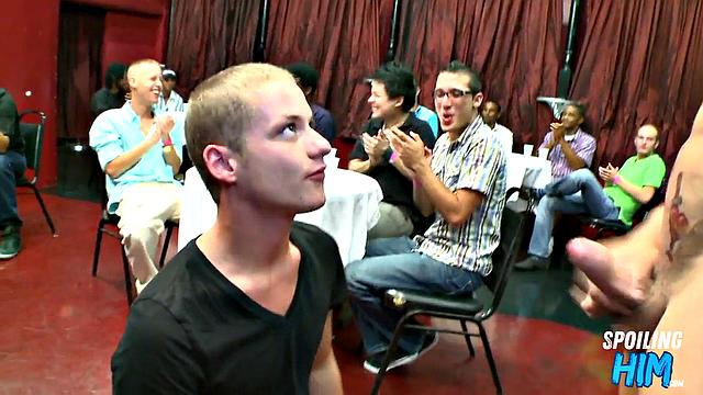 парни на вписке сосут стриптизёру на глазах у всех