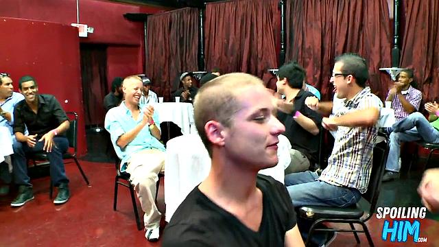 Party amateurs giving head to the stripper