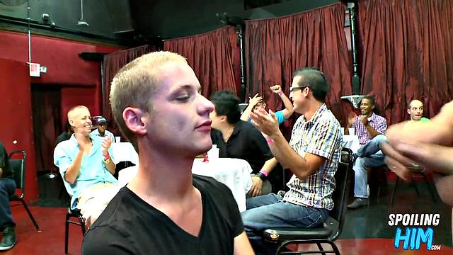 Party amateurs giving head to the stripper