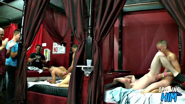 Party amateurs giving head to the stripper