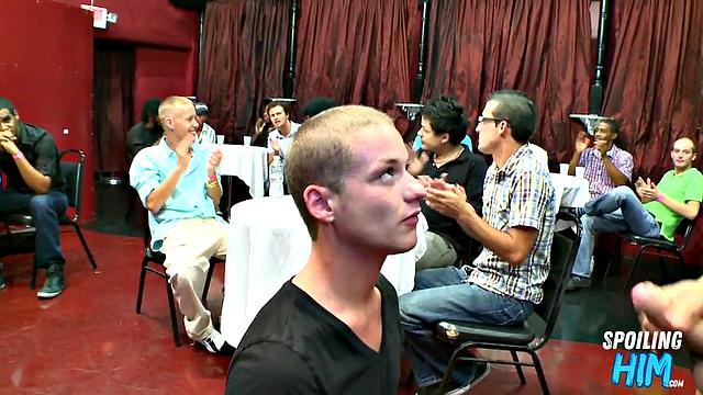 Party amateurs giving head to the stripper