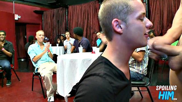 Party amateurs giving head to the stripper