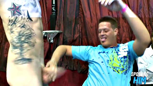 Party amateurs giving head to the stripper