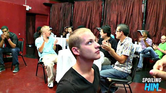 Party amateurs giving head to the stripper