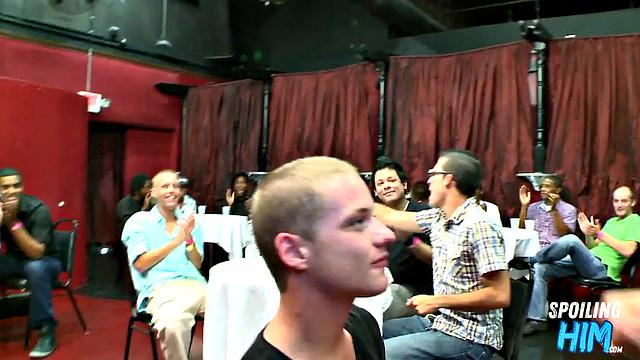 Party amateurs giving head to the stripper