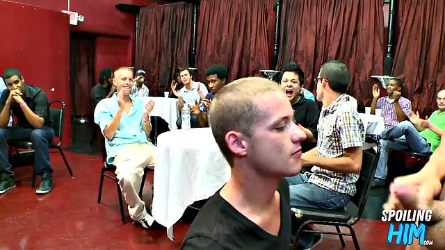 Party amateurs giving head to the stripper