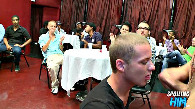 Party amateurs giving head to the stripper