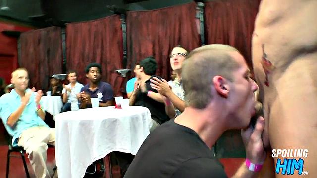 Party amateurs giving head to the stripper