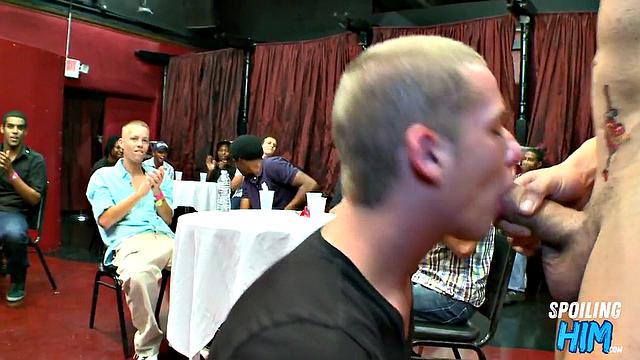 Party amateurs giving head to the stripper