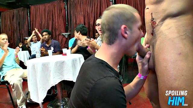 Party amateurs giving head to the stripper