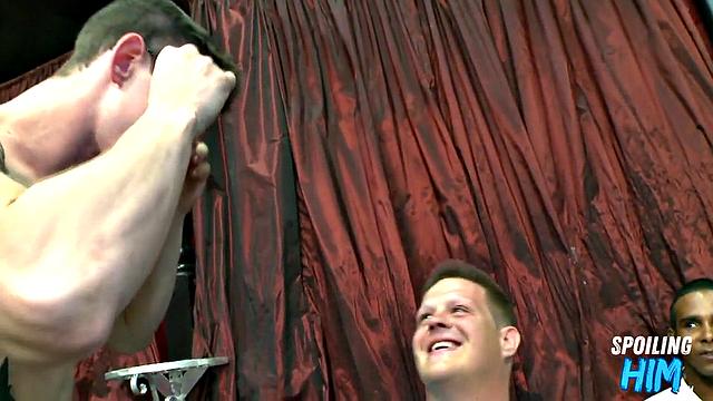 Party amateurs giving head to the stripper