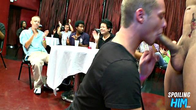 Party amateurs giving head to the stripper