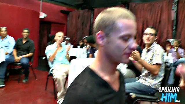 Party amateurs giving head to the stripper