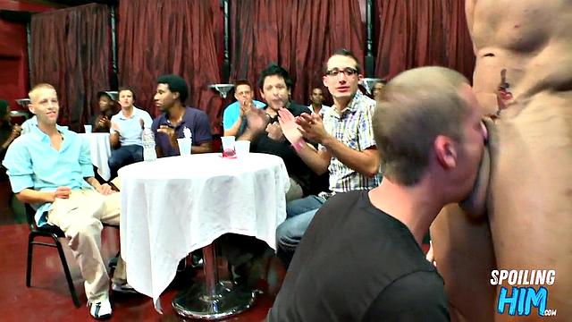 Party amateurs giving head to the stripper