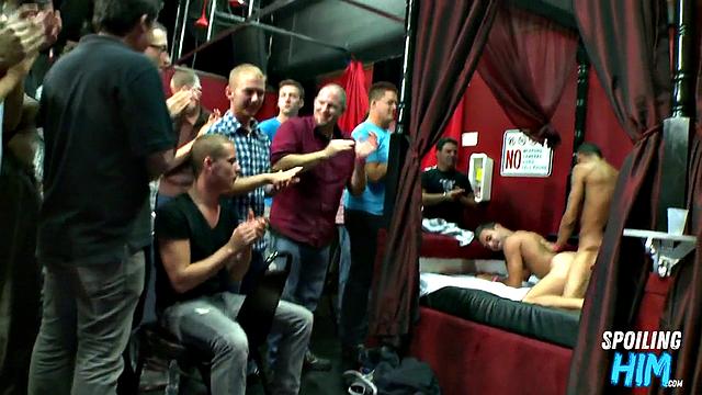 Party amateurs giving head to the stripper