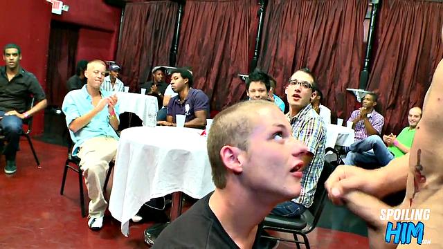 Party amateurs giving head to the stripper