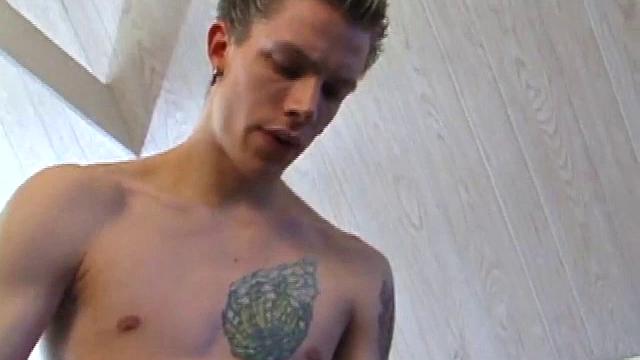 Шейн вернулся после скейта, дрочит и заливает скейтборд спермой