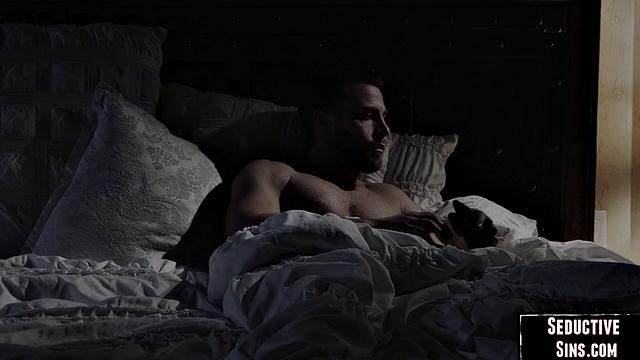 Смотри, как зрелая красотка отдается своему мужчине в страстном сексе.