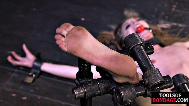 Муж жестко трахает и порет свою взрослую рабыню с кляпом во рту, наслаждаясь доминированием над ней.