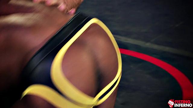 сильные мужики рвут друг друга на ковре и заливают спермой