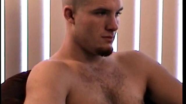 солдат cj отдаёт честь ртом, а не строевым