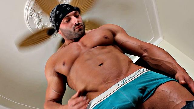 Straight Bodybuilder Jerks Massive Cock - Max Chevalier - Maskurbate