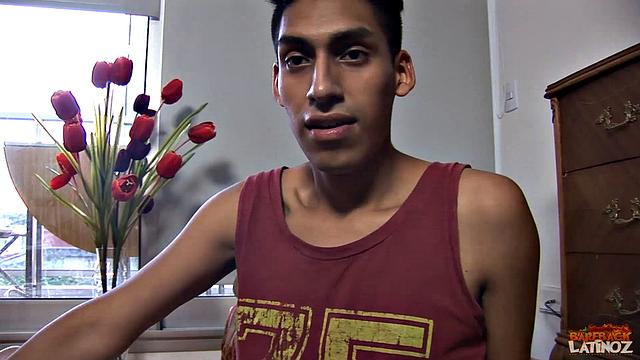 алехо дрочит с игрушками и кончает мощно