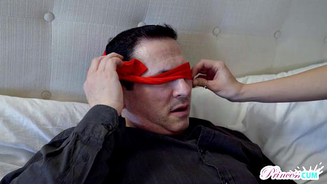 похотливая брюнетка скачет на члене вслепую и ловит густую сперму в киску