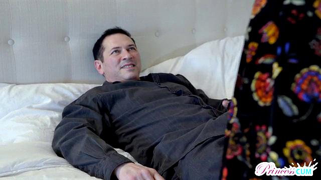 похотливая брюнетка скачет на члене вслепую и ловит густую сперму в киску