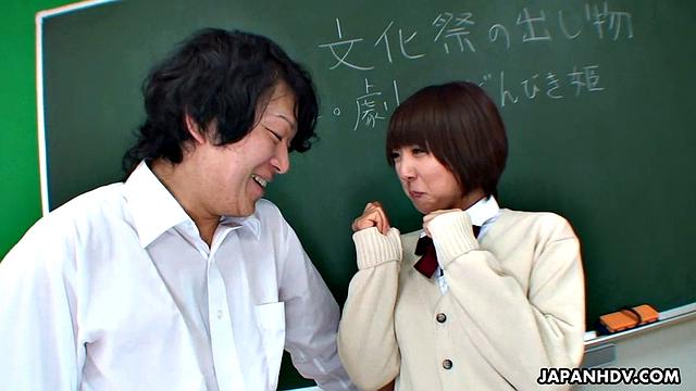 японская брюнетка трахается на парте в классе