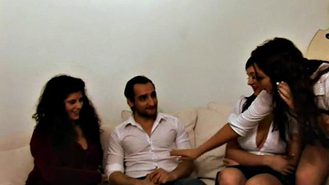 британские госпожи в белье дразнят и доят маленький член раба