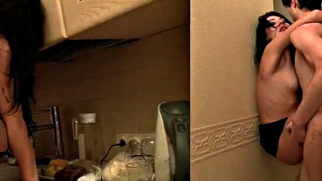 эмо эмили получает жёсткий секс на кухне