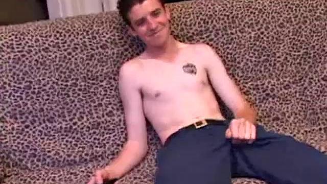 Мейсон дрочит свою пушку и выдает залп спермы на камеру