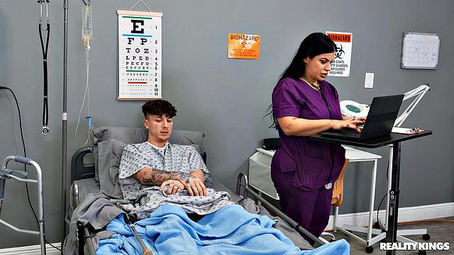 соблазнительная медсестра в белье скачет на пациенте в палате