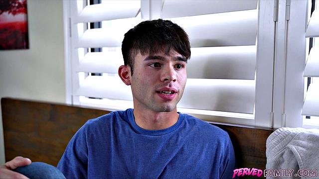 Страстный трах с мачехой Ella Reese, теперь я знаю, каково это жёстко отыметь родню по закону.