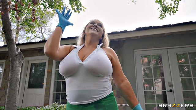 2 MILFs and Tearaway Threesome