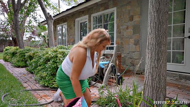 2 MILFs and Tearaway Threesome