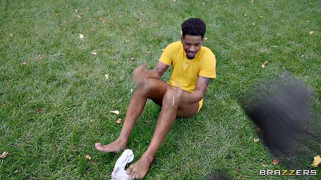 2 MILFs and Tearaway Threesome