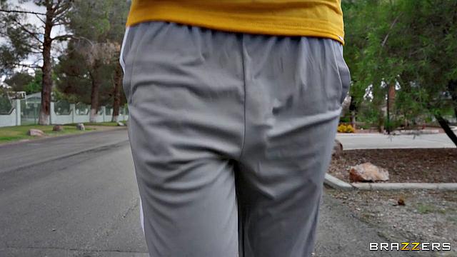 2 MILFs and Tearaway Threesome