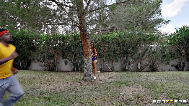 две жадные зрелые трахают бегуна, пока он сам не умоляет