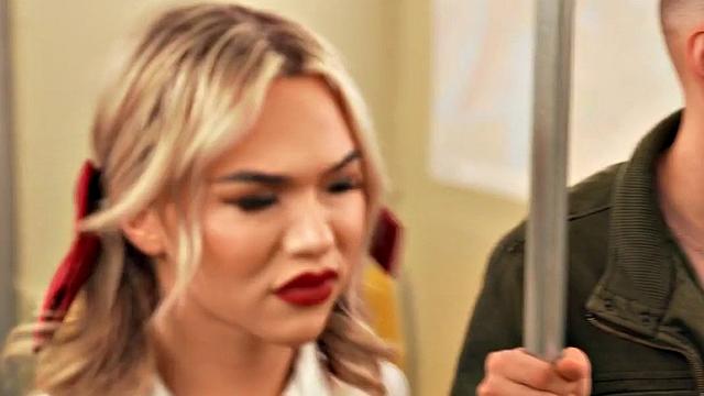 транс-красотка жарится по-жесткому в поезде, пока извращенец наблюдает