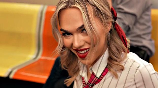 транс-красотка жарится по-жесткому в поезде, пока извращенец наблюдает