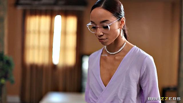 Алексис Тэй: два члена для горячей ассистентки на парте