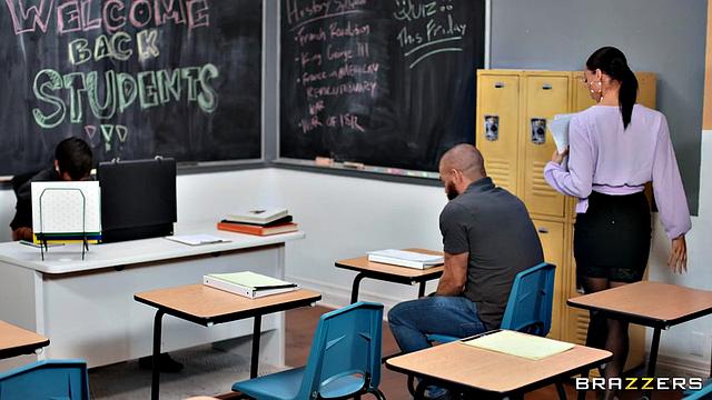 Алексис Тэй: два члена для горячей ассистентки на парте