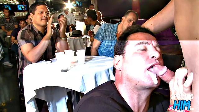 Гей-стриптиз, вечеринка без тормозов, глубокий минет поднимает градус веселья!