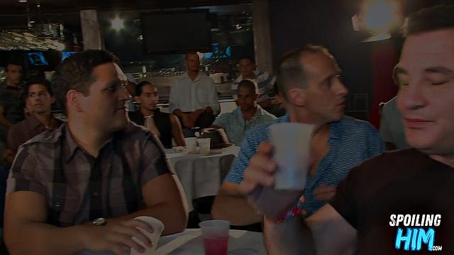 Гей-стриптиз, вечеринка без тормозов, глубокий минет поднимает градус веселья!