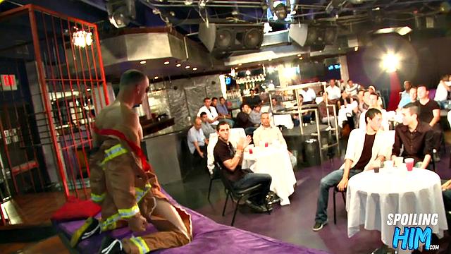 Гей-стриптиз, вечеринка без тормозов, глубокий минет поднимает градус веселья!