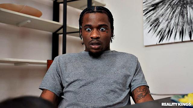 Коллега отжимает парня за обедом, пока подруга не видит