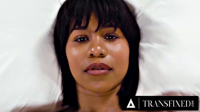 Трансдива Eris Jolie проверяет друга парня на прочность прямо на его день рождения. Куколд оценил этот подарок.